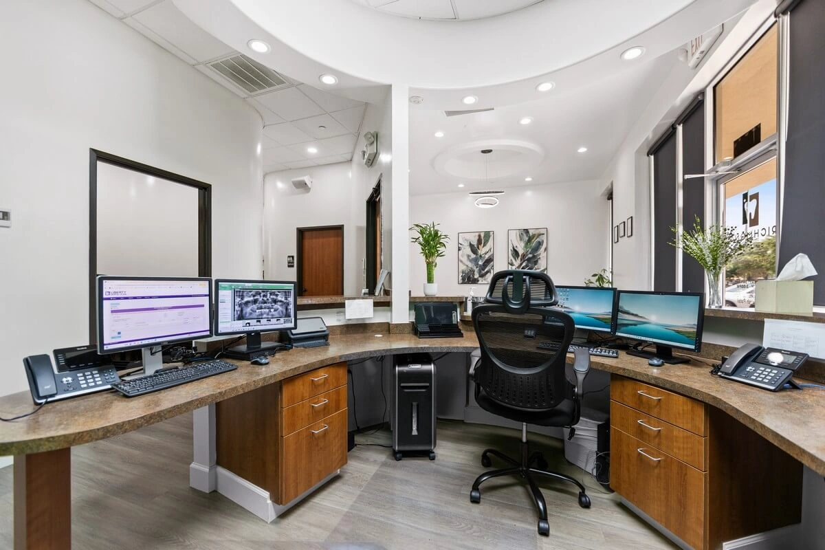 Recepción de Richmond Dental Care en Richmond, TX